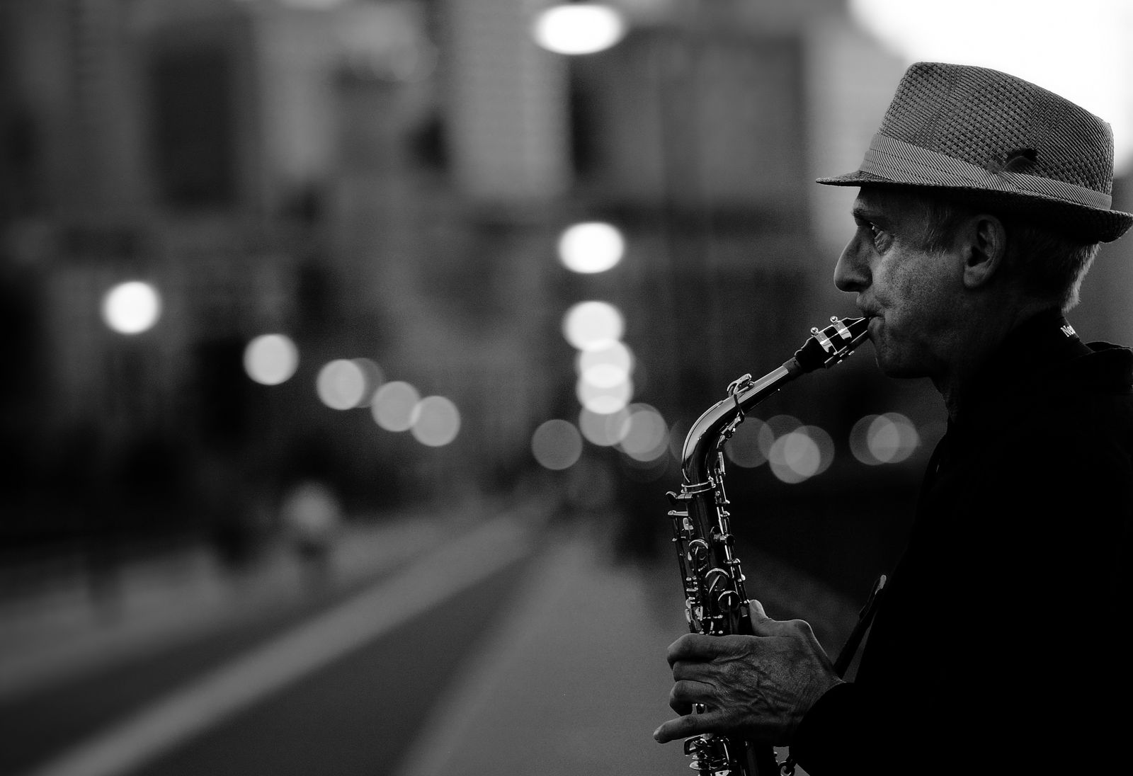 Poster - Saxofonist i Stadsmiljö